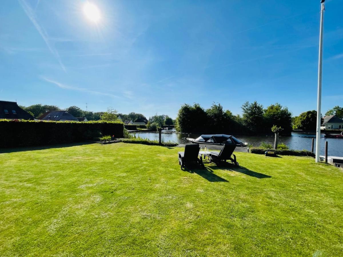 Vakantiehuis Aan Het Water In Friesland Sint Nicolaasga Ngoại thất bức ảnh